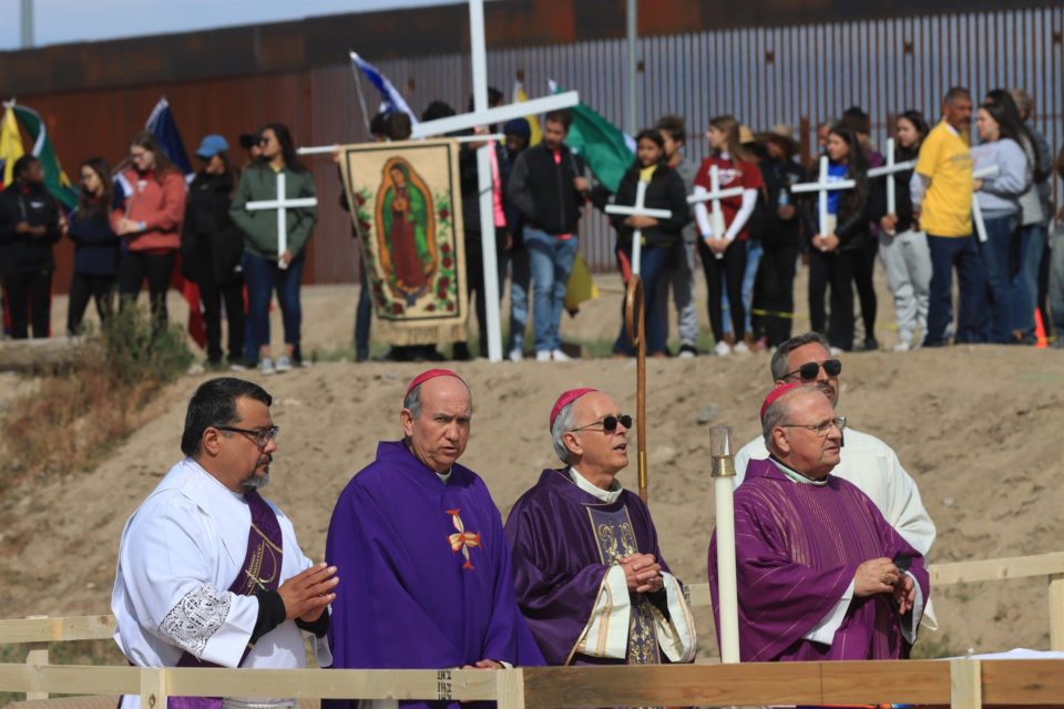 Obispos de México y EE.UU. celebran misa por migrantes muertos en frontera