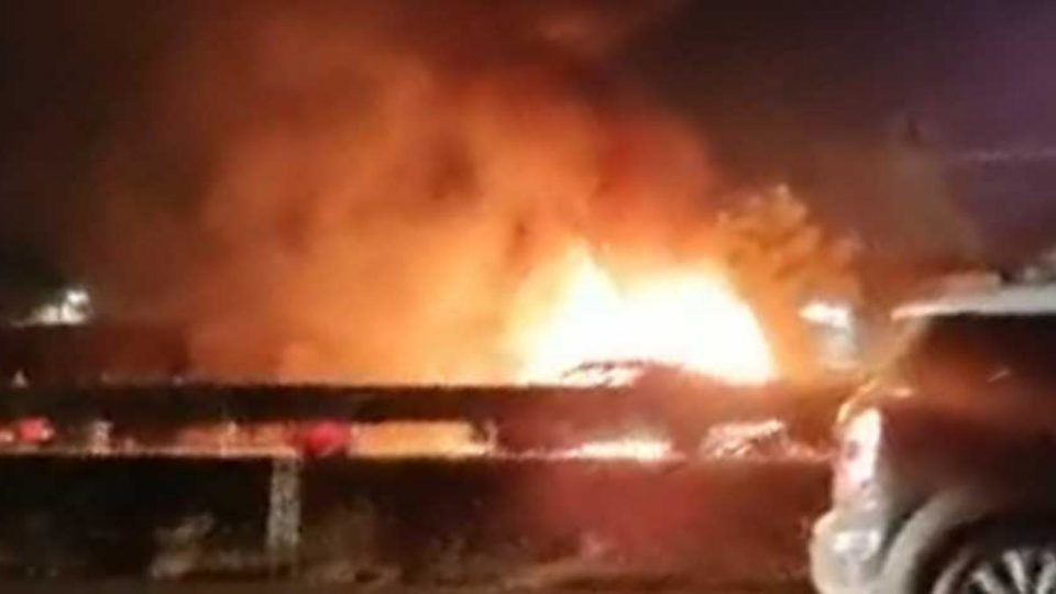 Reportan autos en llamas por carambola en la México-Querétaro; un tráiler involucrado