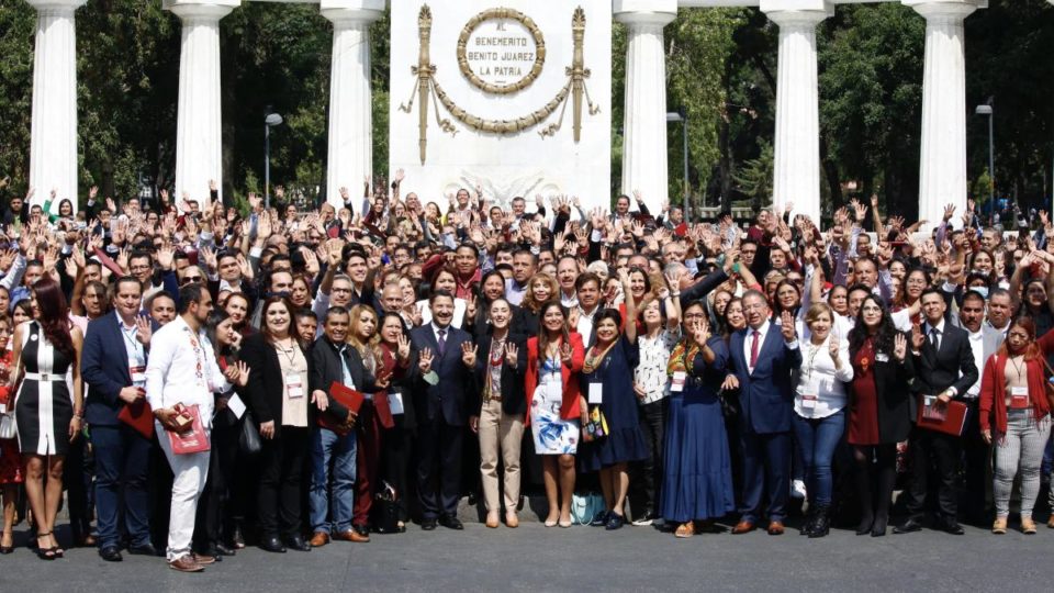 Sheinbaum y mil 600 presidentes municipales, regidores, síndicos y ciudadanos respaldan Reforma Electoral de AMLO con carta de apoyo