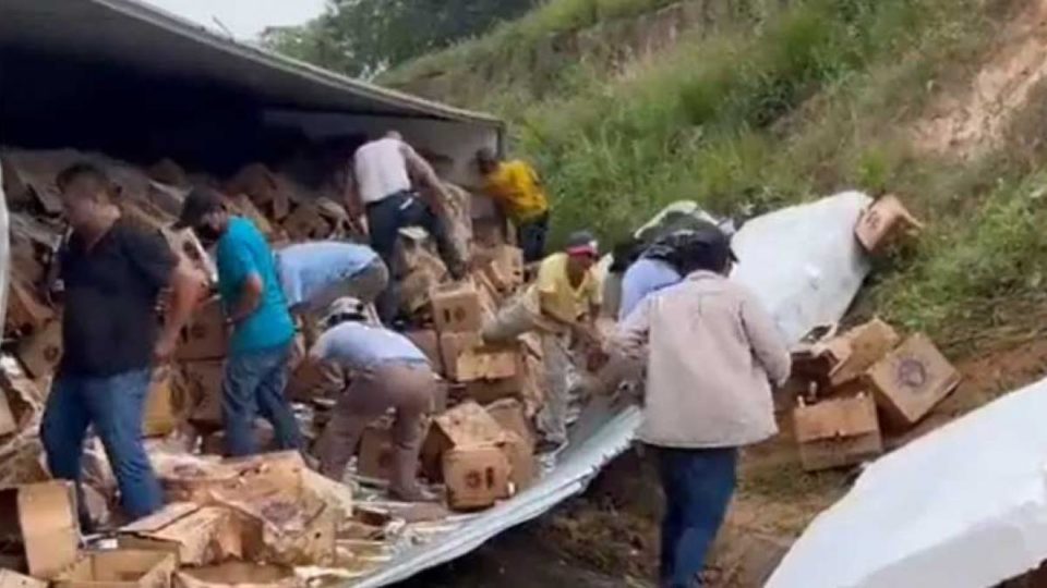 Tráiler cargado con cervezas vuelca en Veracruz; pobladores arman rapiña (VIDEO)