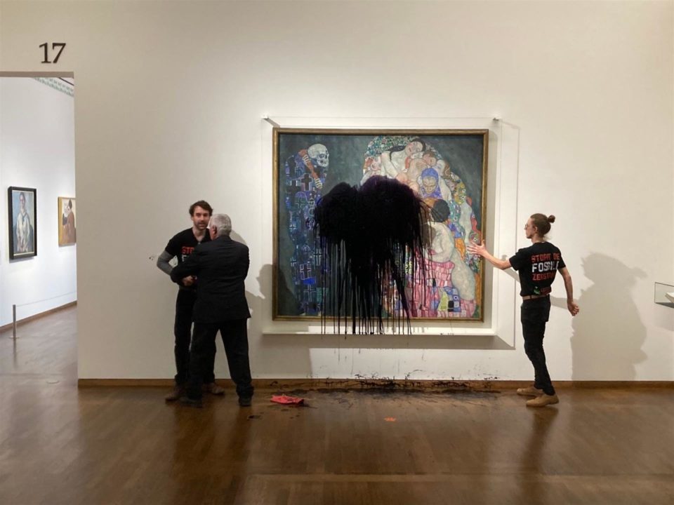 #Video Activistas arrojan petróleo a cuadro de Klimt en un museo de Viena