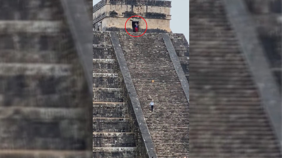 #Video Mujer sube la pirámide de Chichén Itzá; la abuchean y agreden al bajar