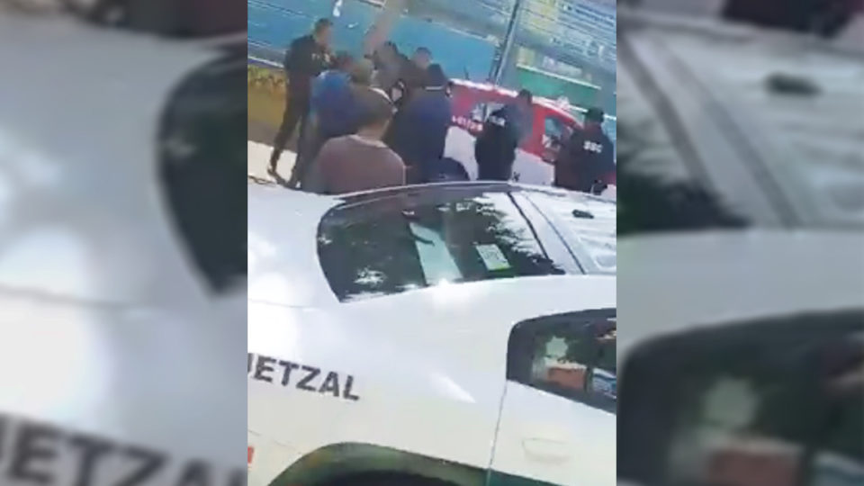 #Video Taxista embiste a policías en CDMX y se da a la fuga