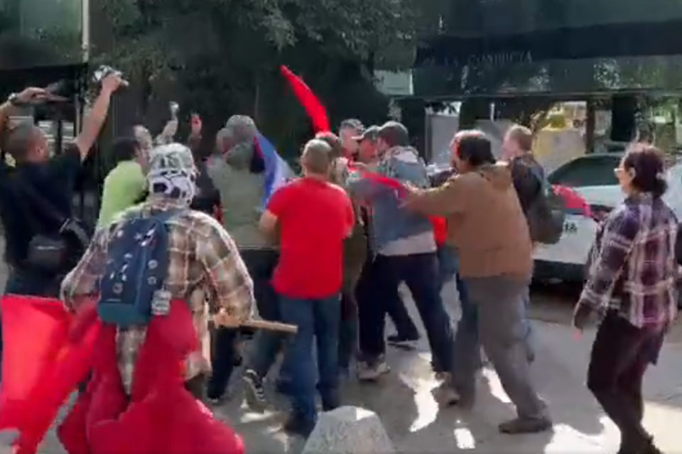 ¡Esta calle es de Fidel! Chocan cubanos en la Embajada de Cuba en Polanco