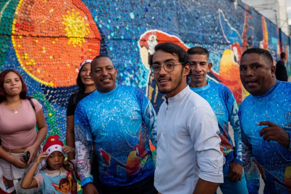 Artista venezolano presenta el mural de tapas plásticas más grande del mundo