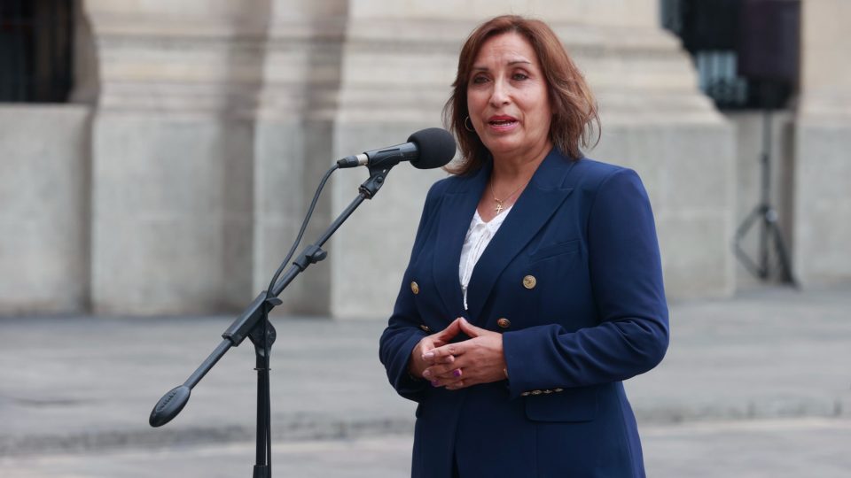 Boluarte advierte que se mantendrá "firme" en la Presidencia de Perú