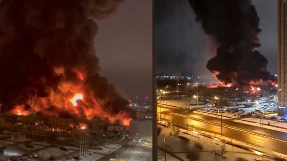 Feroz incendio consume centro comercial de Moscú; desalojan a decenas (VIDEO)