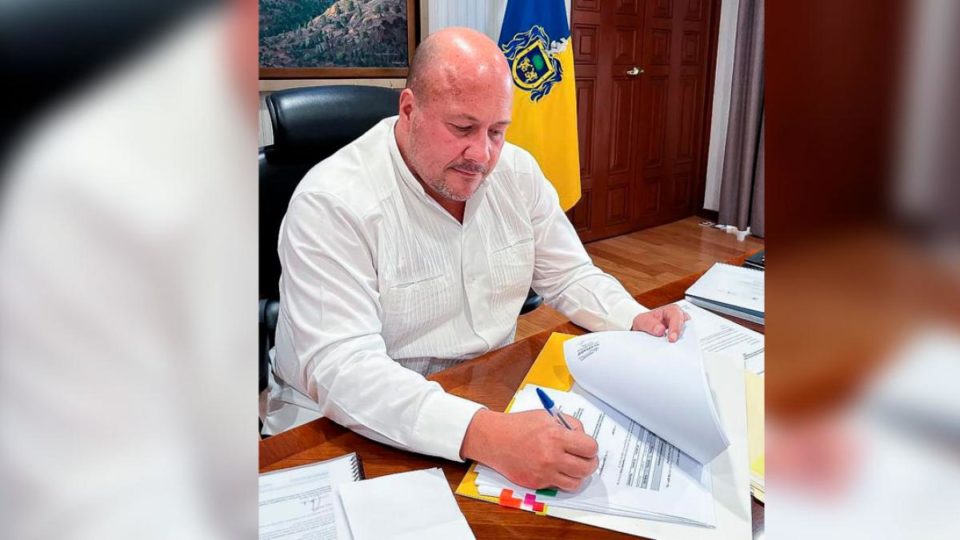 Firma Enrique Alfaro incremento salarial por 304 mdp al personal de la Universidad de Guadalajara