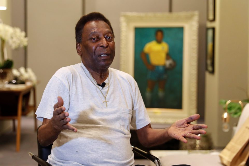 Hijo de Pelé le ofrece su fuerza tras llegar al hospital para acompañarlo