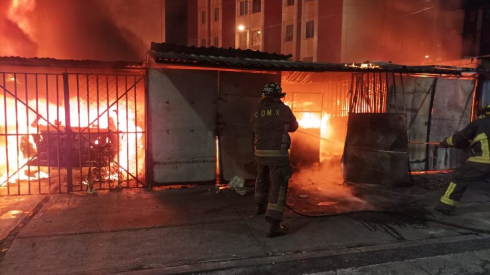 Incendio en local de Iztapalapa deja una persona sin vida