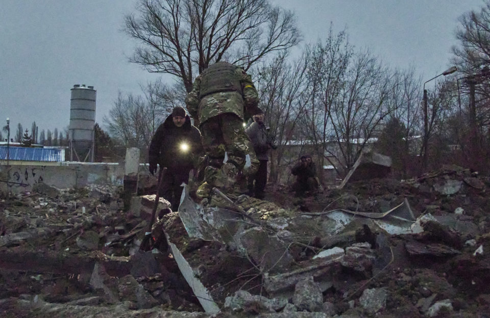 Los ucranianos recurren a la leña ante los cortes de suministro de luz y gas