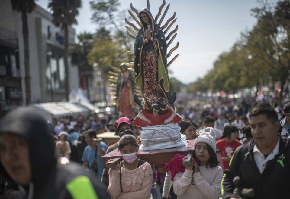 Mañanitas a la Virgen de Guadalupe; continúa la llegada de peregrinos