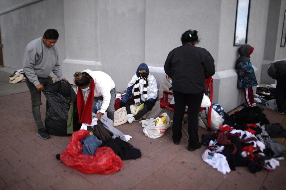 Migrantes desbordan los albergues y las calles en la frontera de EE.UU.