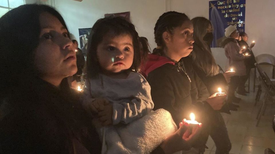 Migrantes varados en la frontera celebran Navidad en los albergues