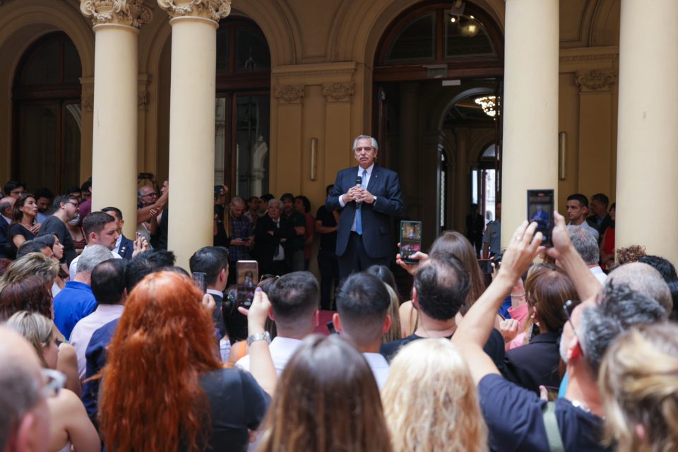 Opositores presentan petición de juicio político contra Alberto Fernández