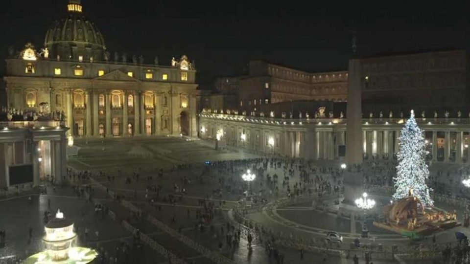 Personas se reúnen en la Plaza y Basílica de San Pedro tras la muerte de Benedicto XVI
