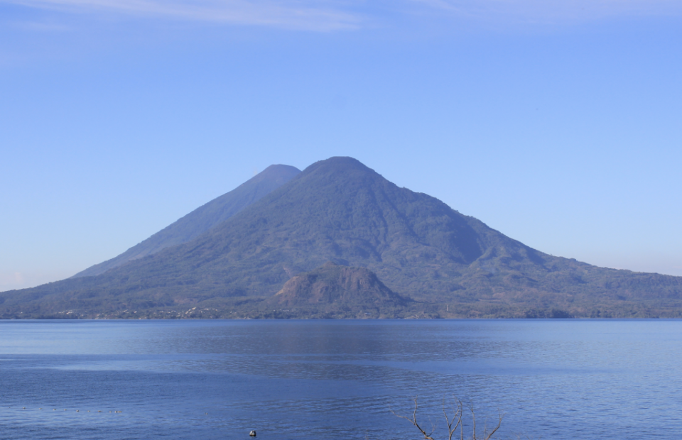 Rescatan a turista franco-mexicano perdido en volcán de Guatemala