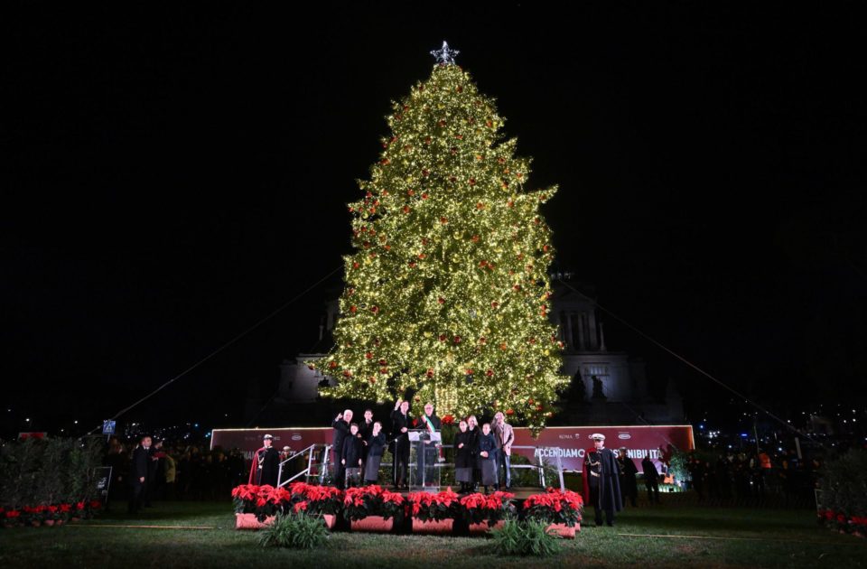 Roma alimenta su árbol de Navidad con paneles solares y enciende la polémica