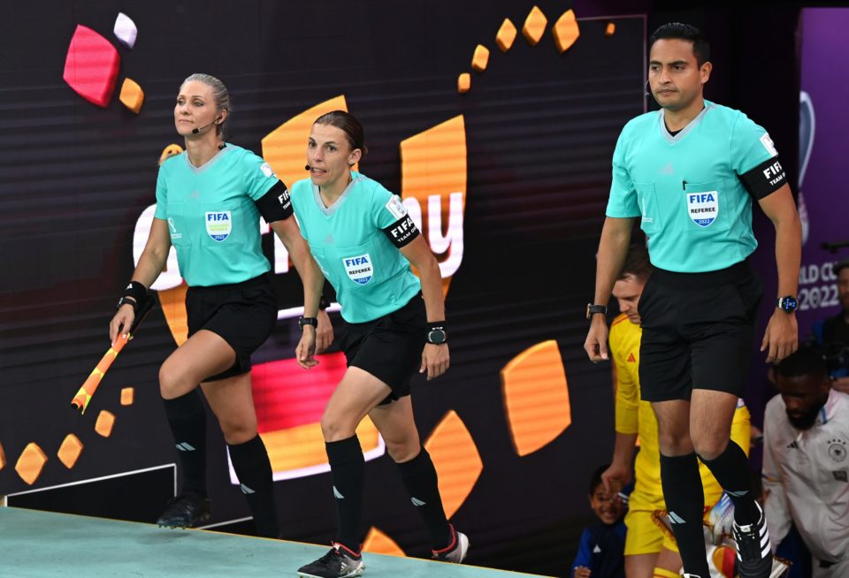 Stephanie Frappart hace historia al arbitrar encuentro en el Mundial