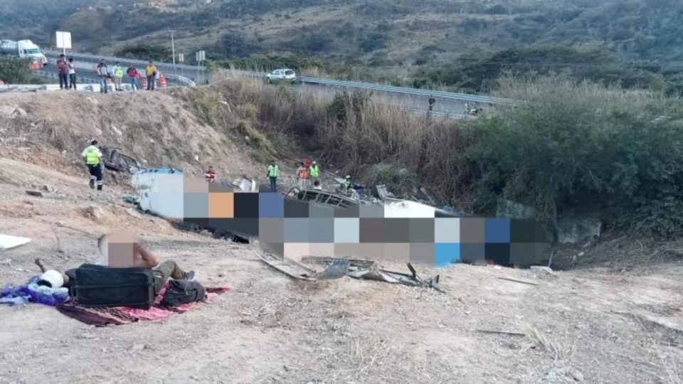 Sube a 15 el número de muertos tras volcadura de autobús en autopista Jala-Compostela