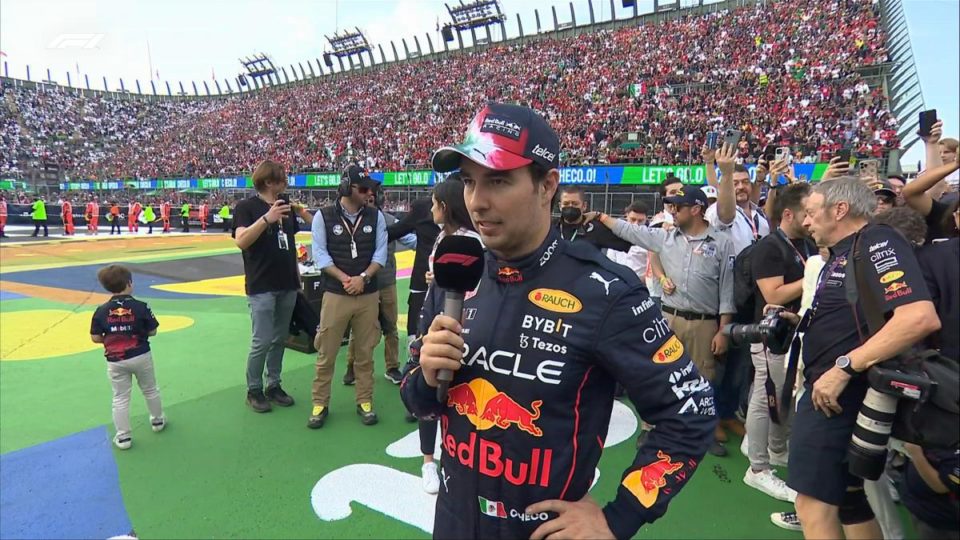 ¡Grande Checo Pérez! Captan al piloto de Red Bull comiendo en puesto callejero de Guadalajara (FOTO)