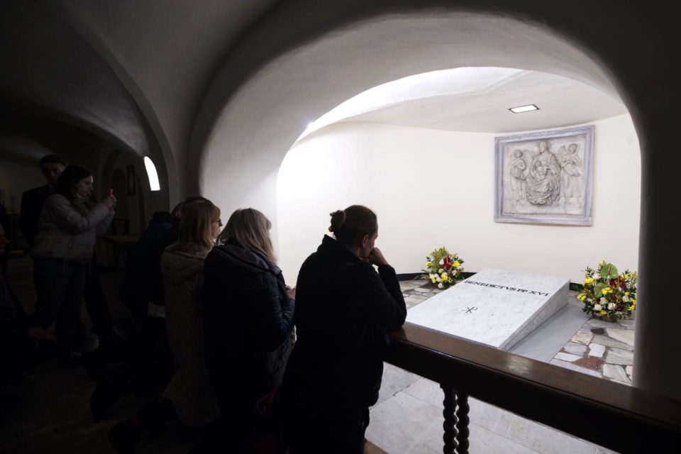 Abre tumba de Benedicto XVI en cripta vaticana