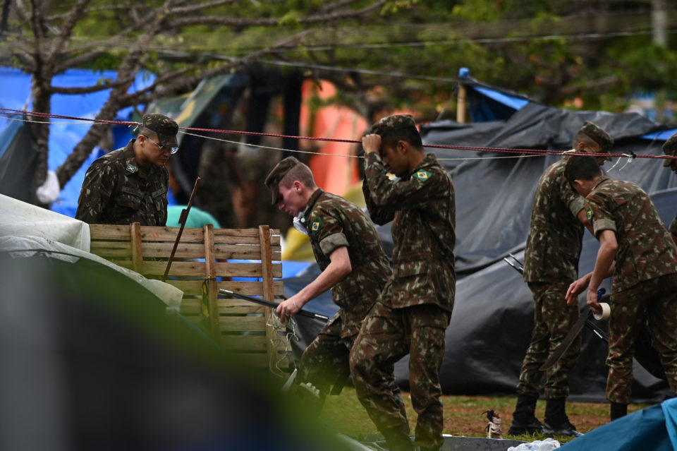 Autoridades desmontan campamentos de bolsonaristas tras asalto en Brasil