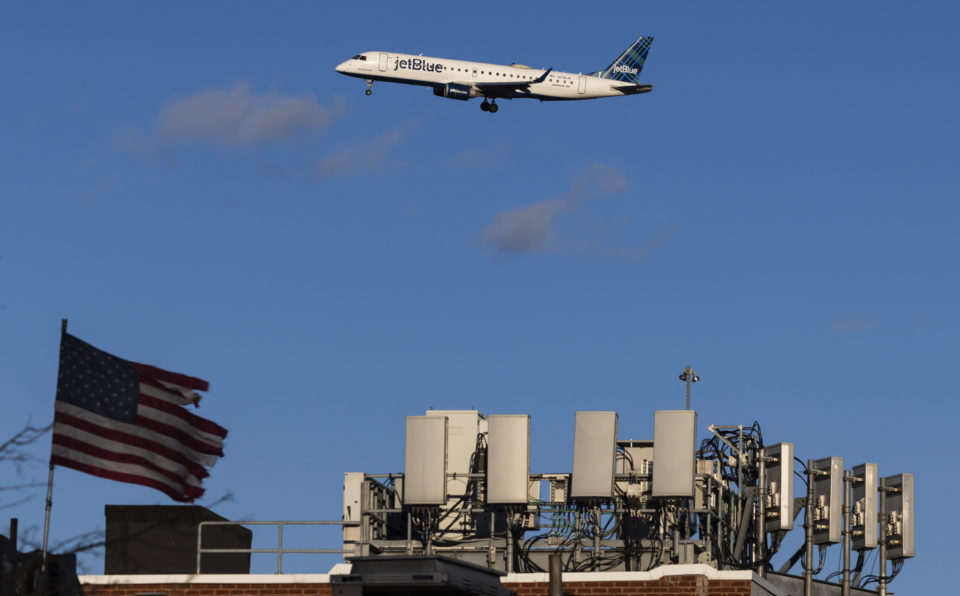 Avión de JetBlue aterriza de emergencia tras chocar con un pájaro