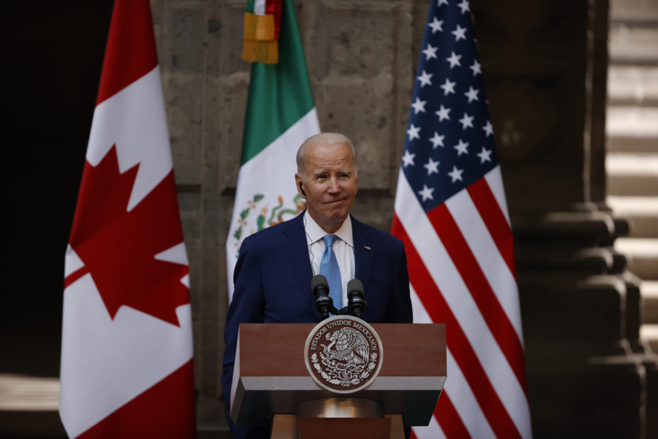 Biden presume reducción en flujo de migrantes hacia Estados Unidos con programa