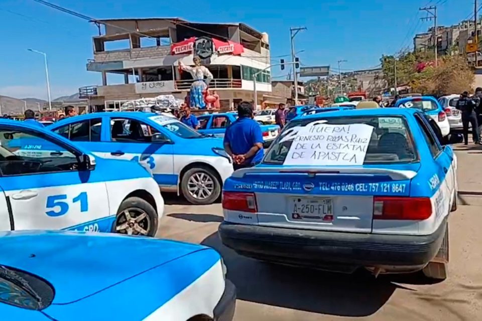 Bloquean 3 carreteras de Guerrero tras detenciones de autodefensas