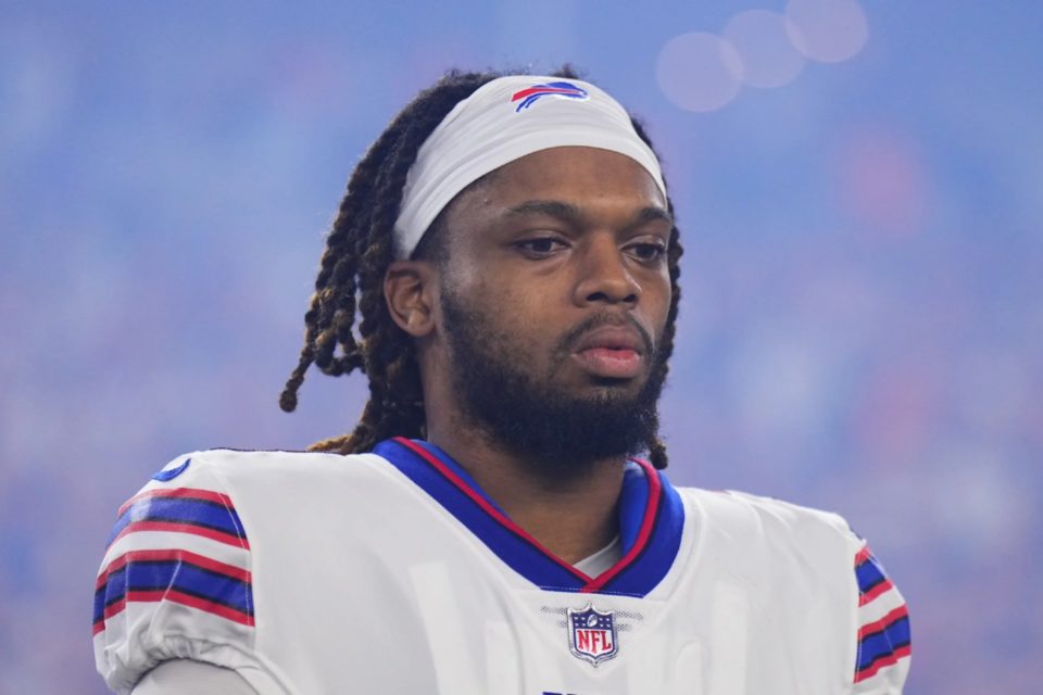 Damar Hamlin, jugador de los Bills, en estado crítico tras paro cardíaco