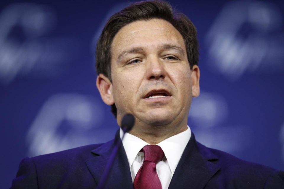 DeSantis y Trump empatados en carrera por nominación republicana 2024