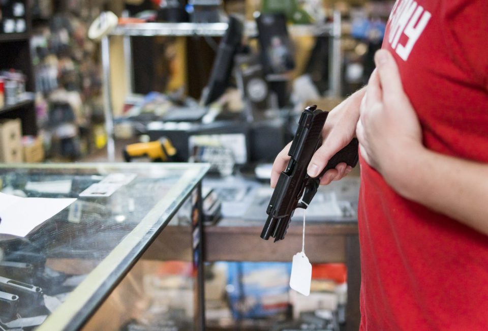 EE.UU. regula accesorios para pistolas usados en tiroteos masivos