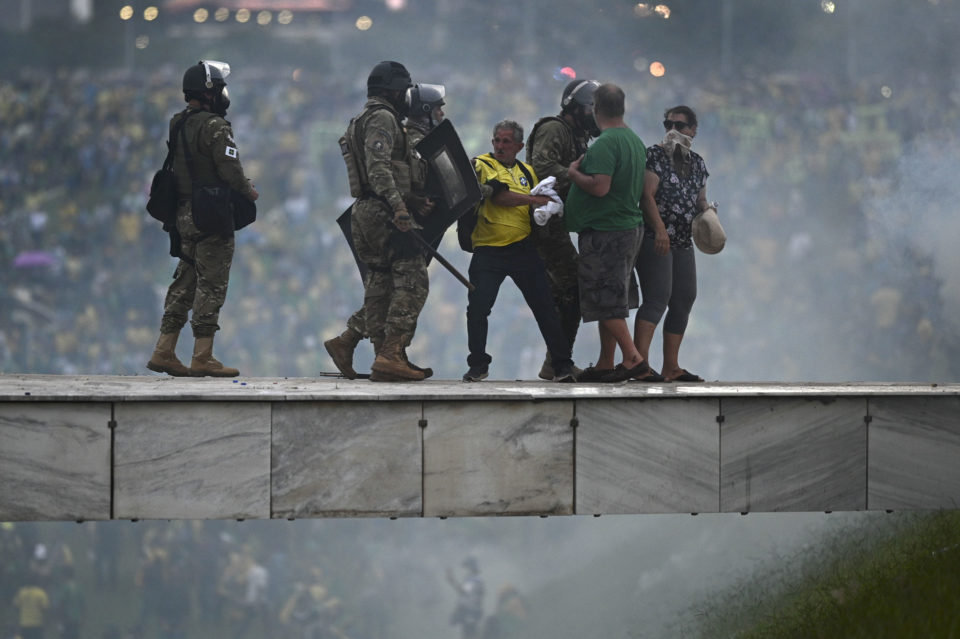 El Supremo suspende al gobernador de Brasilia tras asalto de bolsonaristas