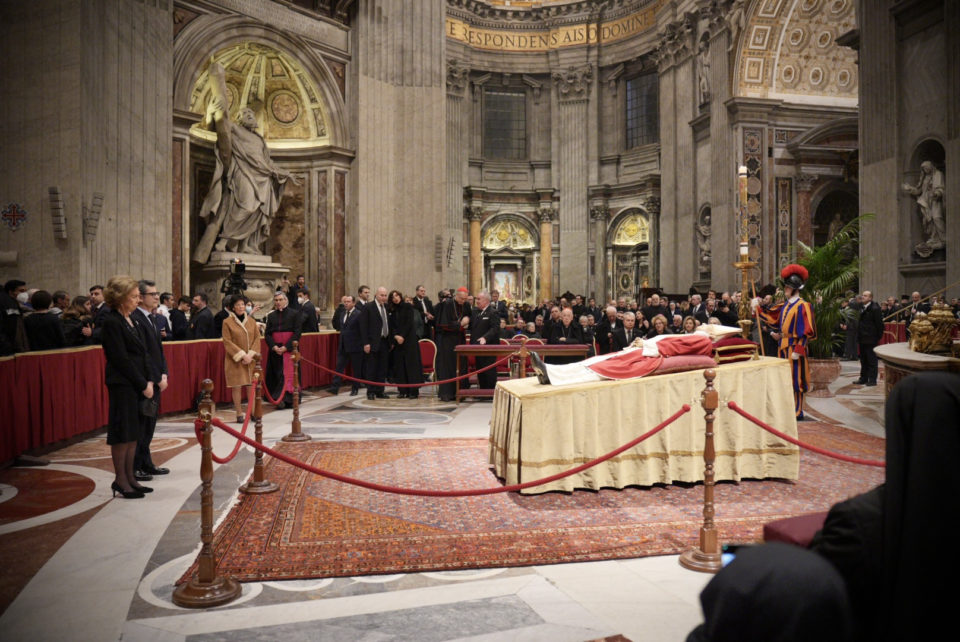 El cuerpo de Benedicto XVI reposa en el féretro preparado para el funeral