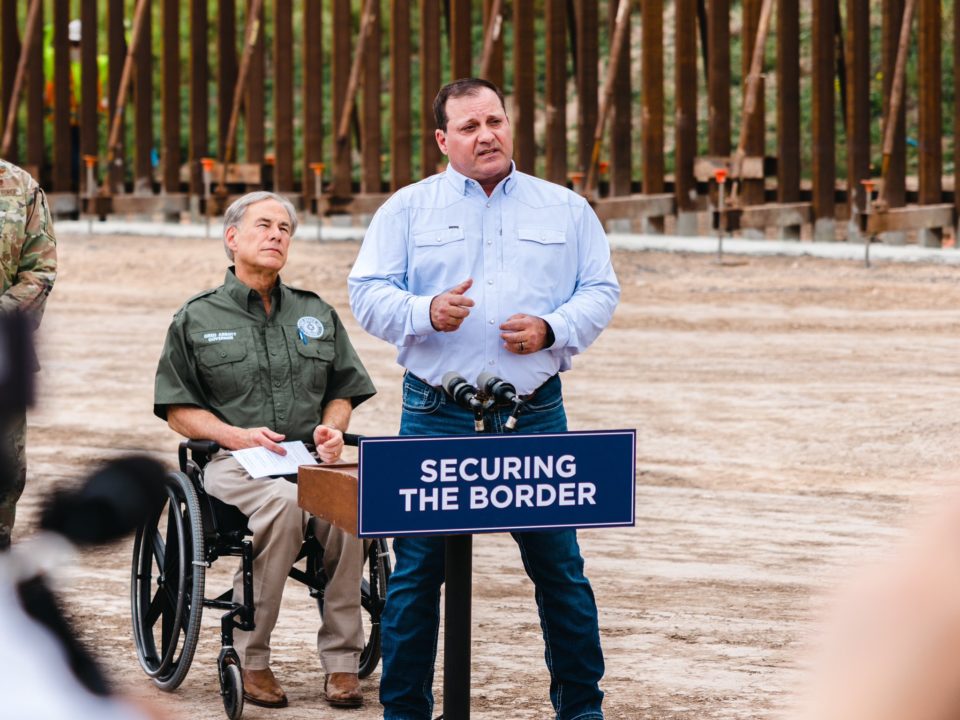 Gobernador de Texas nombra “zar de la frontera” contra migración irregular