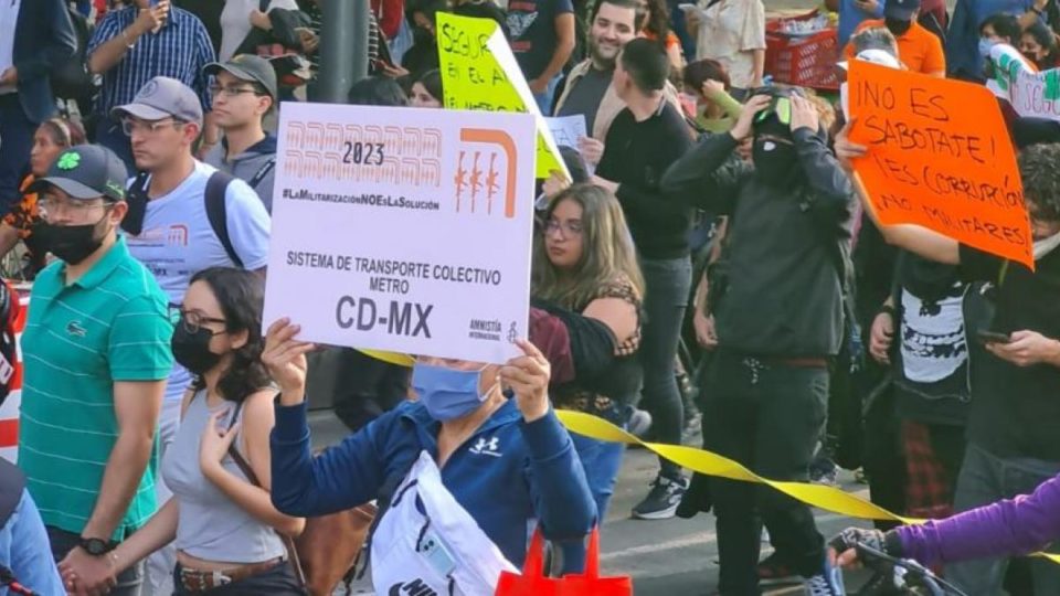 Marchan para exigir seguridad en el Metro de CDMX; van rumbo al Zócalo