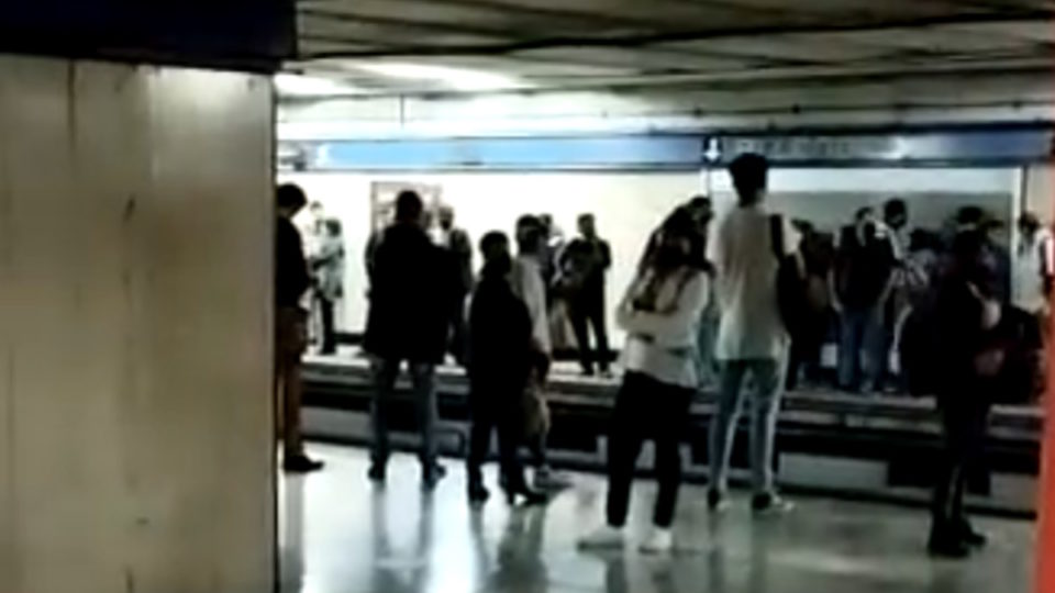 Reportan retrasos y fallas eléctricas en la Línea 2 del Metro