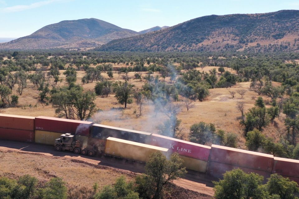 Retiran muro de contenedores en frontera de Arizona con México