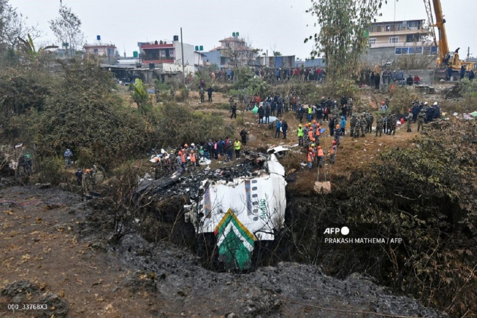 Sin esperanza de sobrevivientes, Nepal llora a las víctimas del accidente aéreo