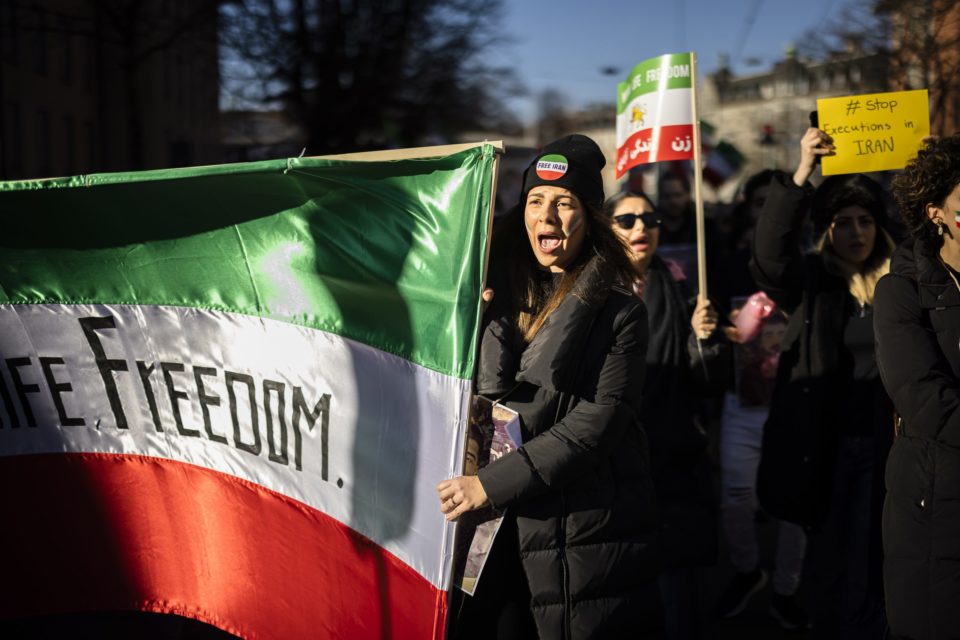 UE pide a Irán "anular sin demora" las condenas a muerte de manifestantes