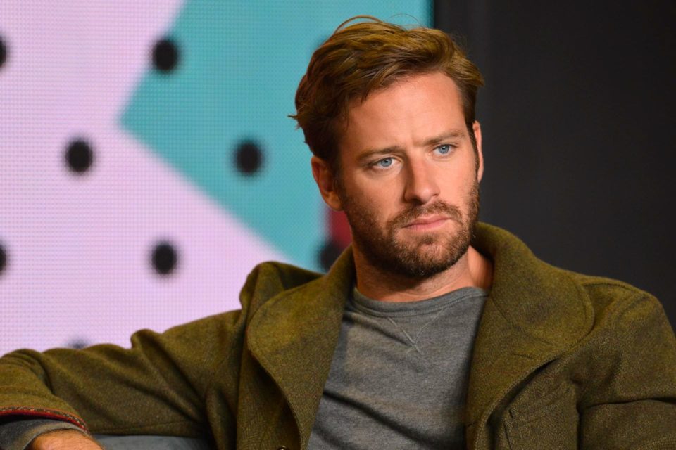 Actor Armie Hammer admite abuso emocional a exparejas pero niega violación