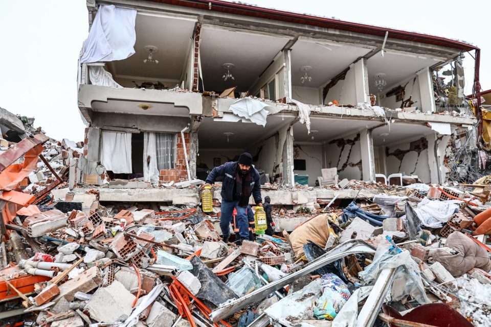 Aumenta a 25 mil el número de muertos por sismos en Turquía y Siria