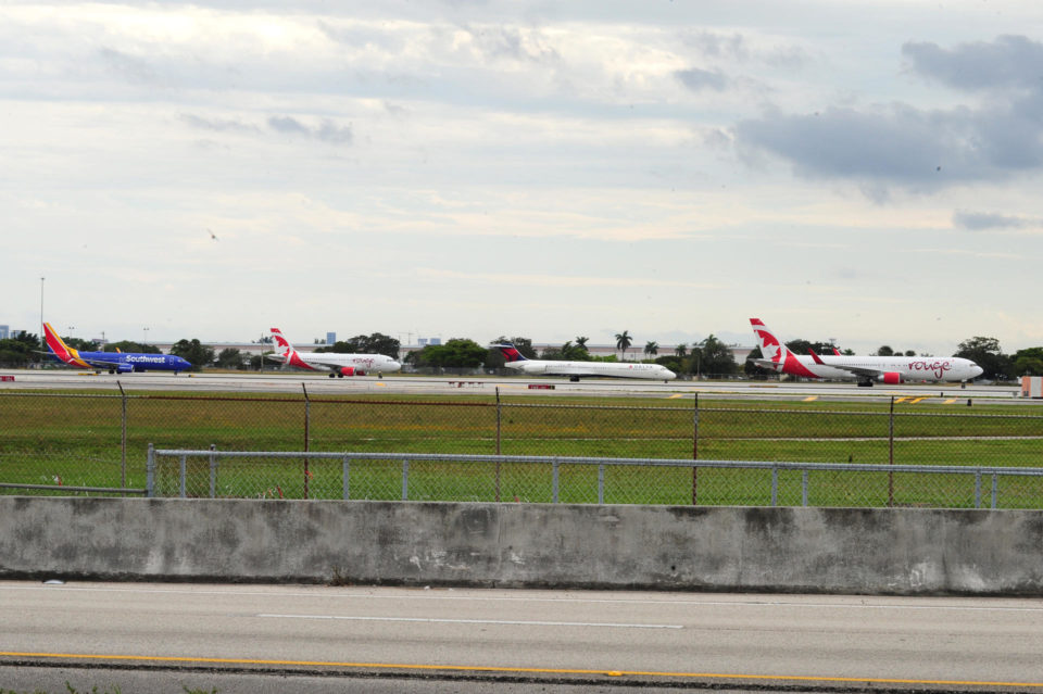 EE.UU. restringe la actividad en tres aeropuertos por el "globo espía" chino