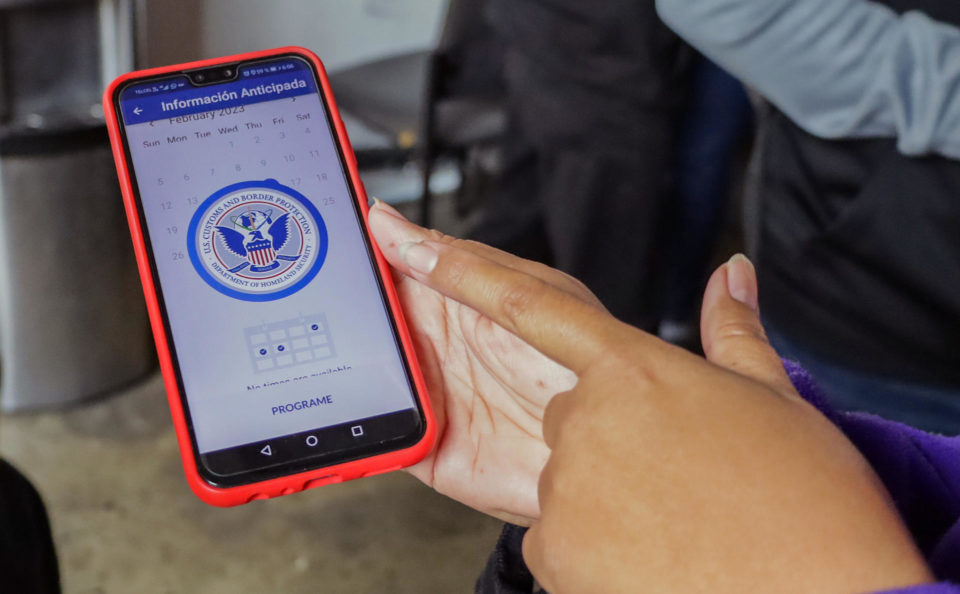 Fallas en aplicación complican solicitudes a migrantes en frontera con EE.UU.
