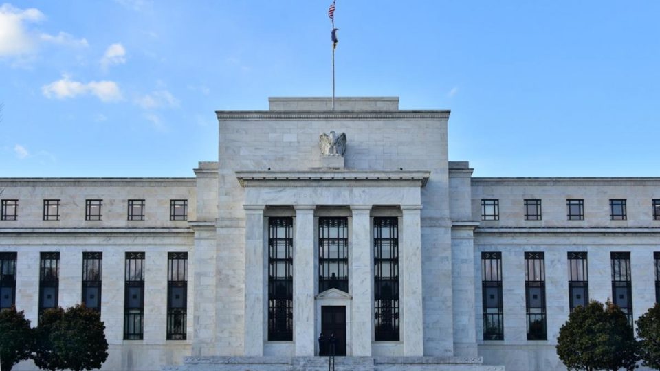 Fed eleva tasa de interés a rango entre 4.50 y 4.75%, su mayor nivel desde 2007