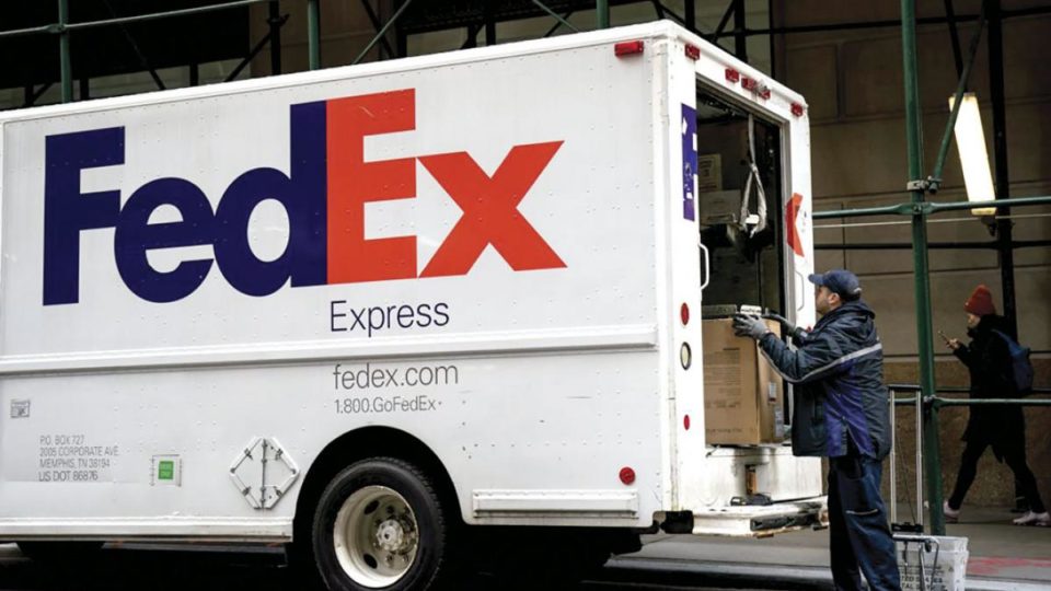 Fedex despedirá a 10% de directivos y ejecutivos; busca ajustarse a menor demanda del servicio