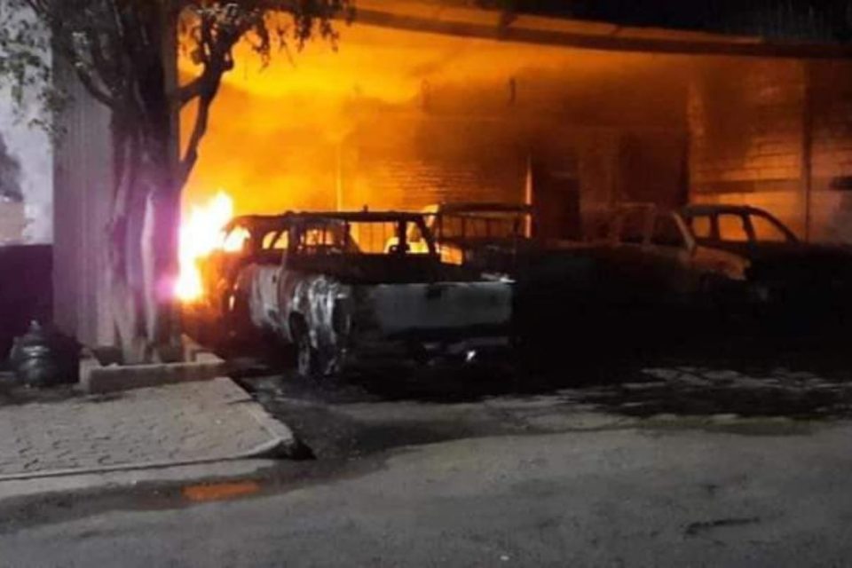 Grupos armados irrumpen en Tuzantla, Michoacán; incendian vehículos y realizan balaceras