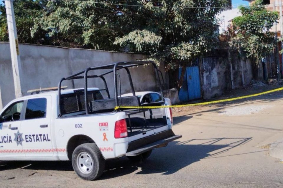 Hallan dos cuerpos en cajuela de auto en Acapulco, Guerrero