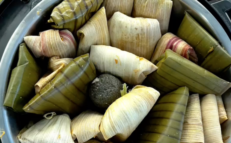 "Hay tamales oaxaqueños tamales calientitos"